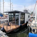 Hausboot Aava بوتيل *