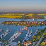 بوتيل Hausboot Aava *