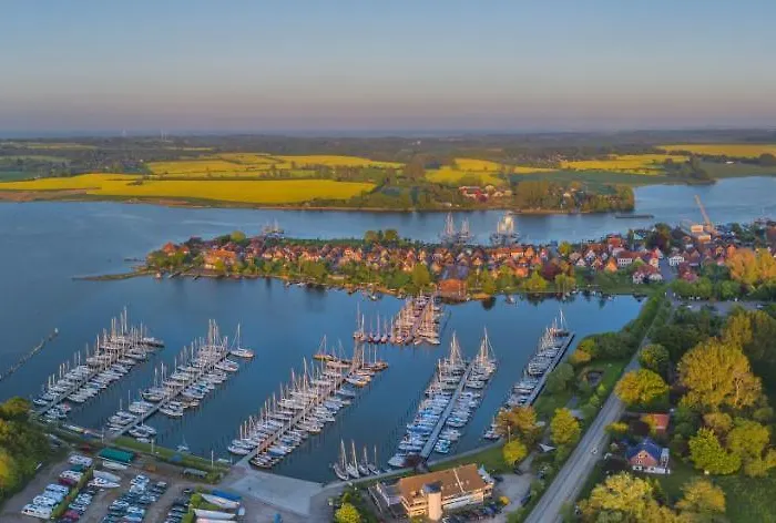 Båthotell Hausboot Aava *